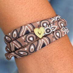 Pulsera marrón estilo bandana con corazón dorado