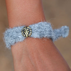 Bracelet lion duveteux gris