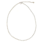 Collar de plata con flores