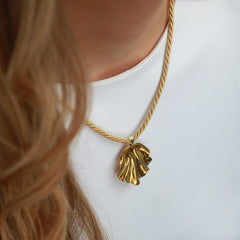 Statement necklace with gold shell