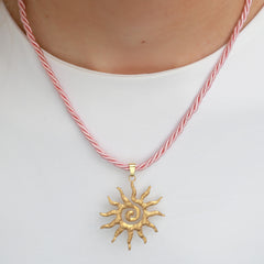 Collar llamativo con rosa sol
