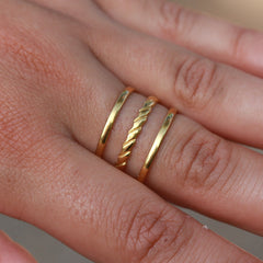 Gold ring twisted line