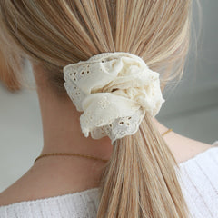 Scrunchie embroidery beige