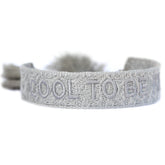 Brazalete Geweven Cool to be kind gris claro