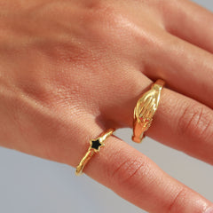 Anillo de manos de oro