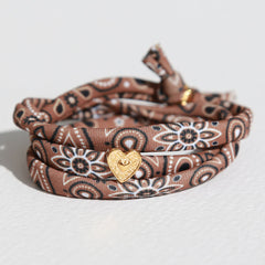Pulsera marrón estilo bandana con corazón dorado