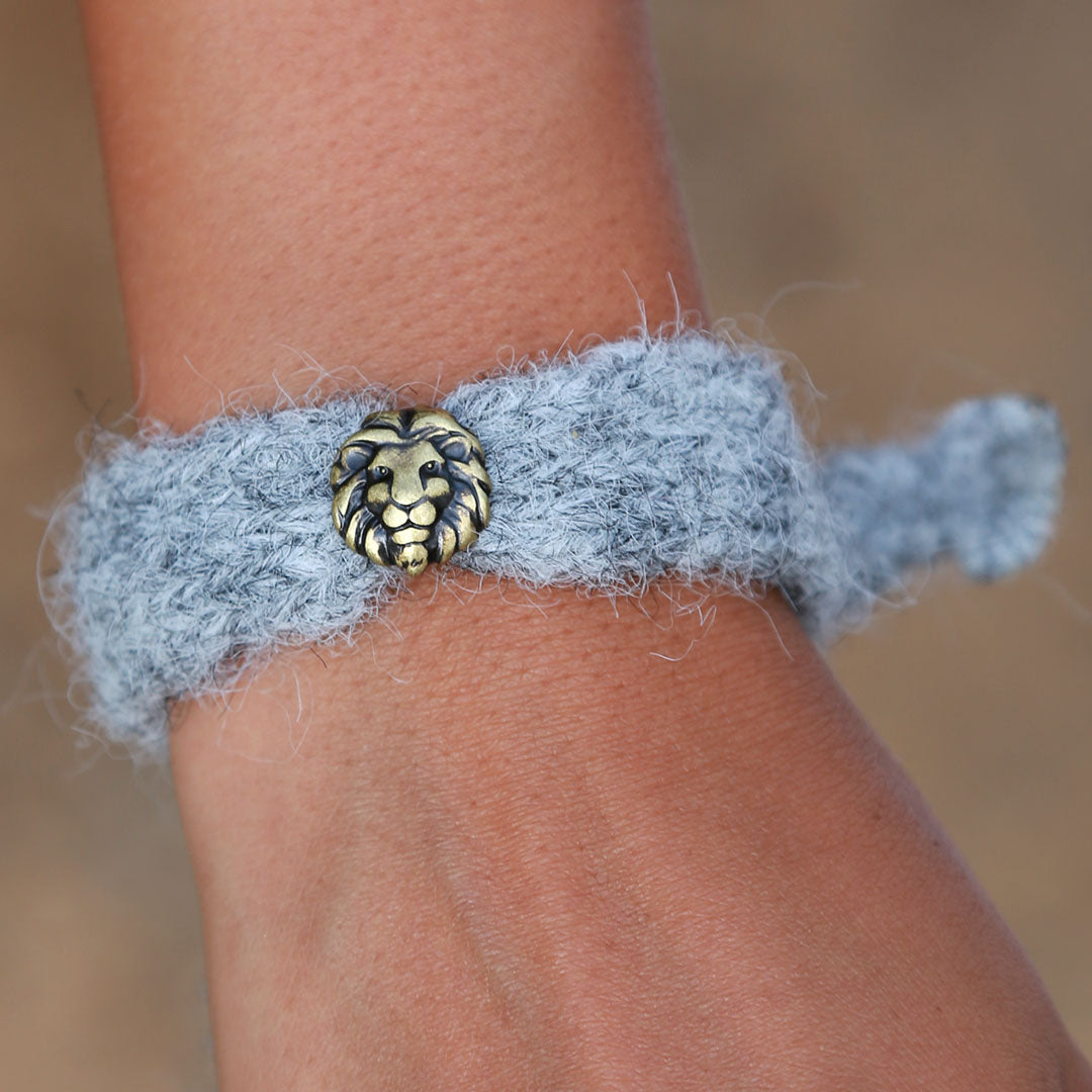 Bracelet lion duveteux gris