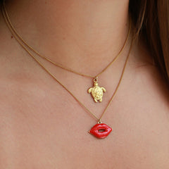 Cadena de oro labios rojos