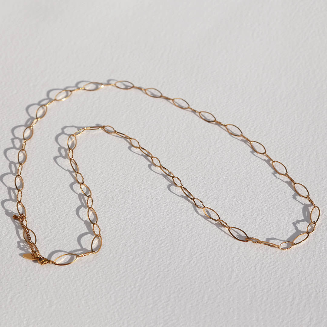 Long collier ovale en or