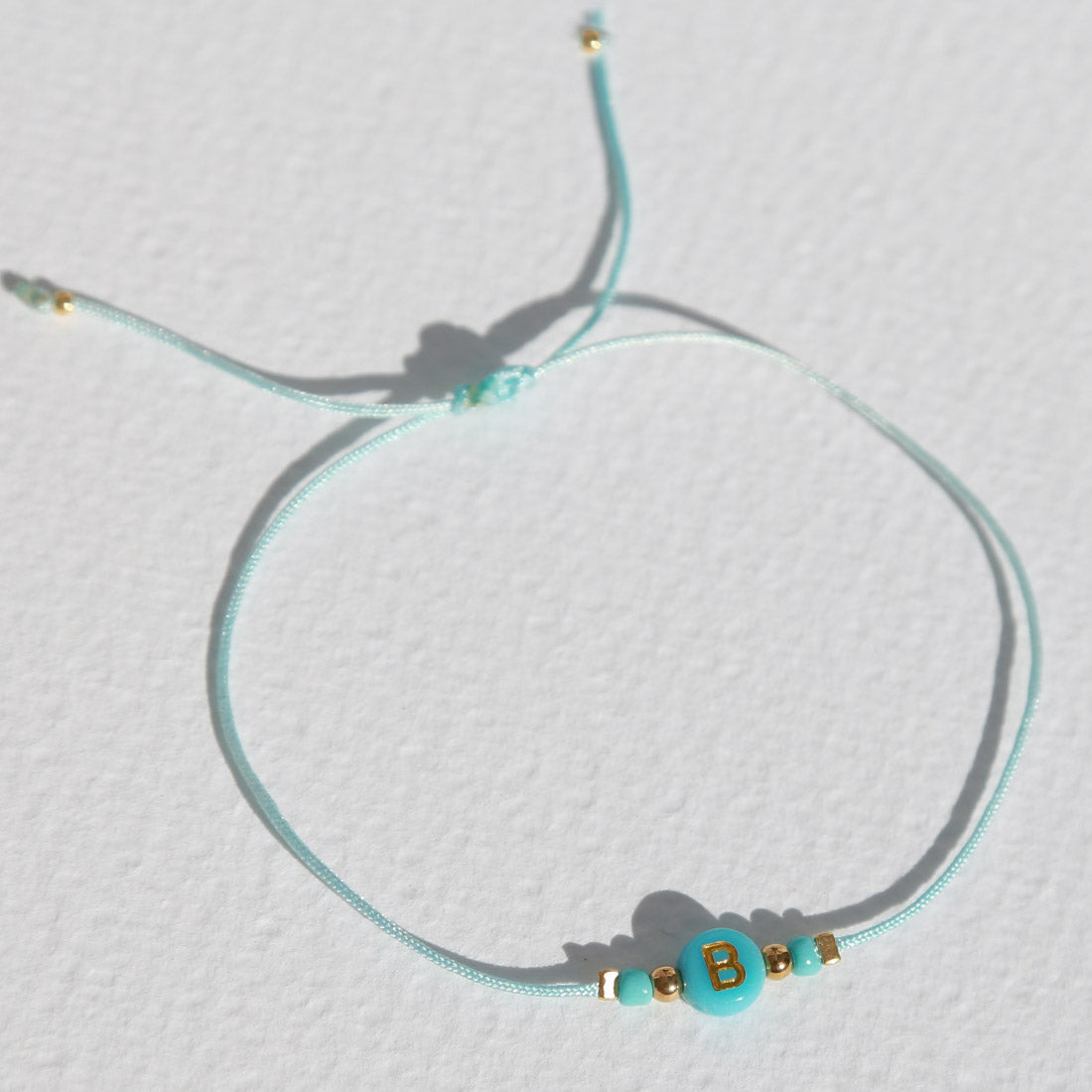 Bracelet personnalisé avec initiale bleue