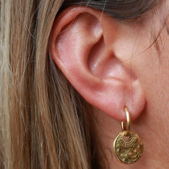 Boucles d'oreilles en or représentant le soleil, la lune et les étoiles