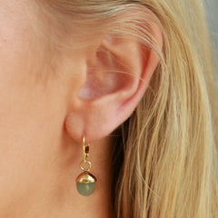 Boucles d'oreilles en or avec petite pierre verte