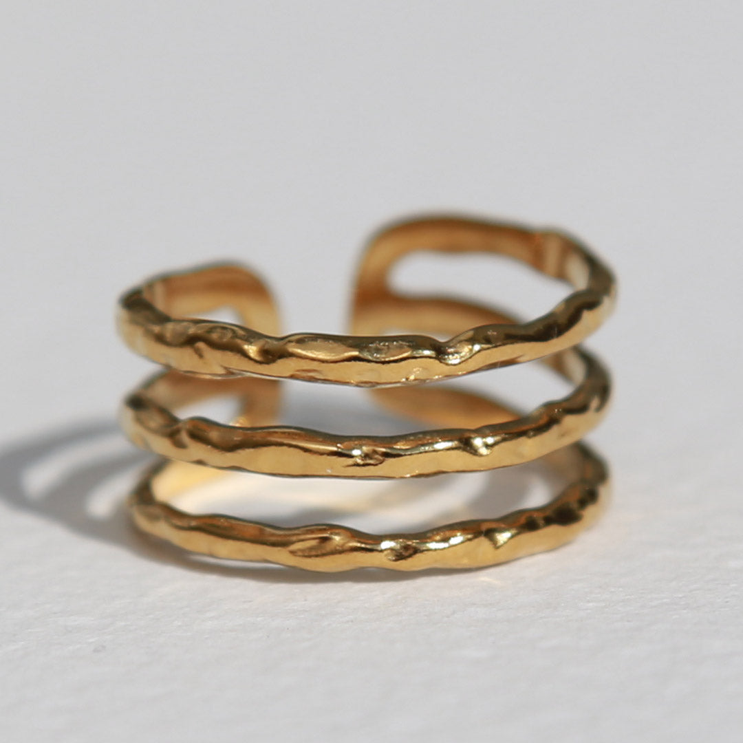 Bague en or à lignes martelées