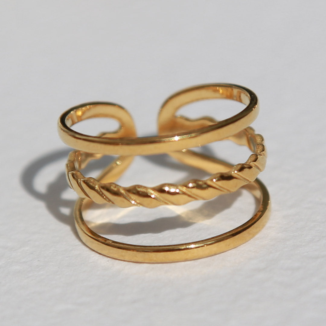 Gold ring twisted line