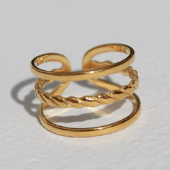 Gold ring twisted line