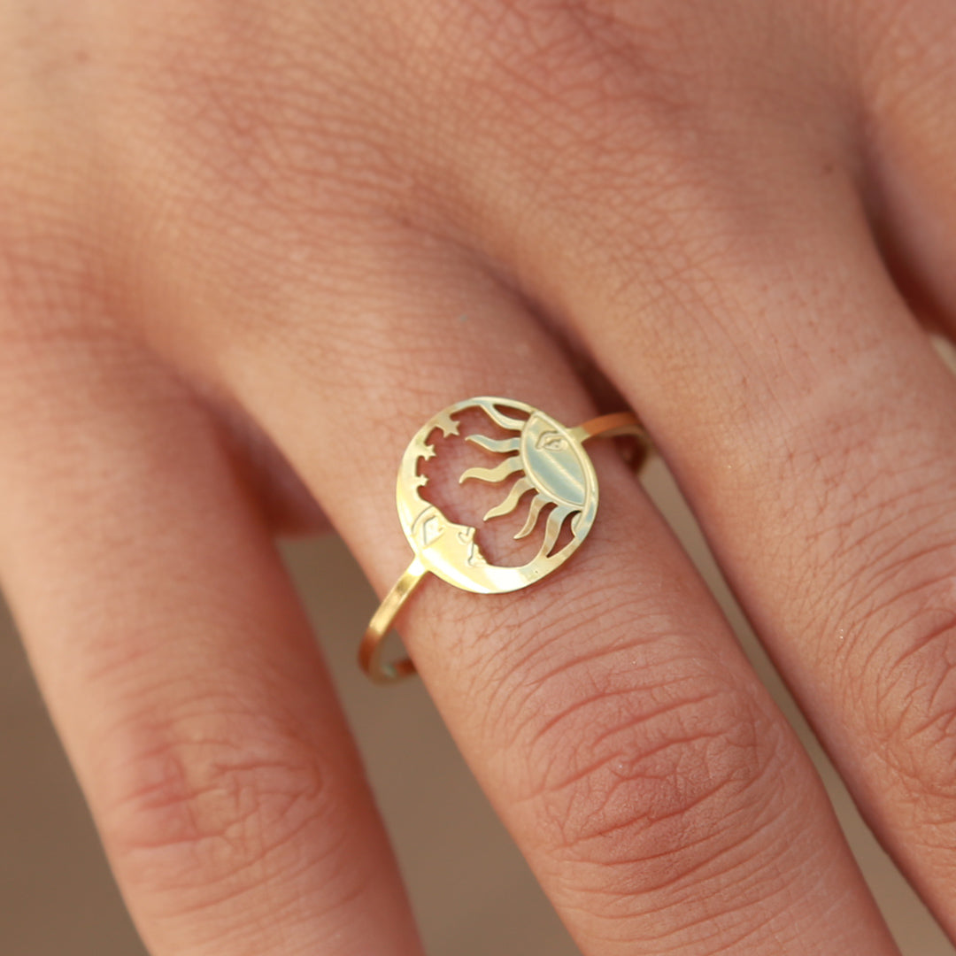 Gouden ring maan en zon