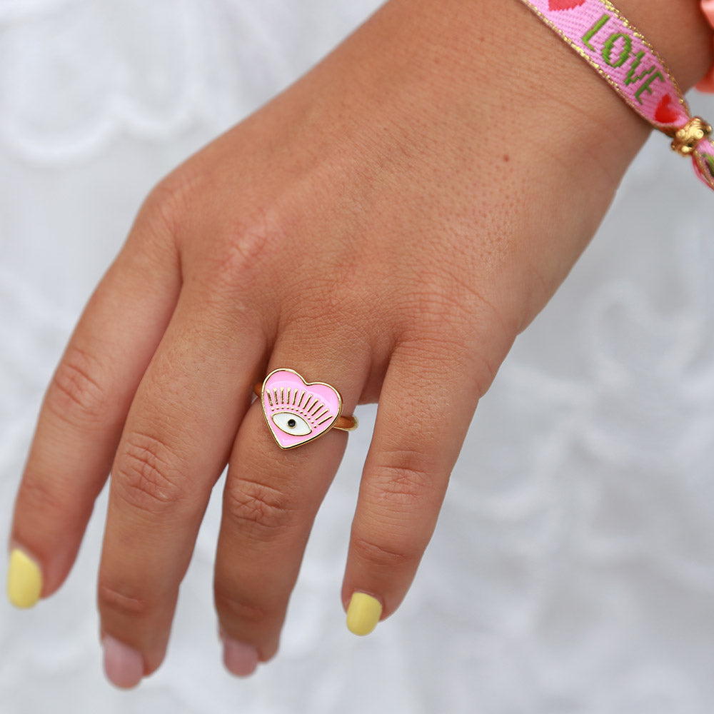 Anillo de oro con ojo malvado y corazón rosa