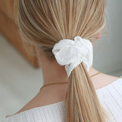 Scrunchie broderie wit