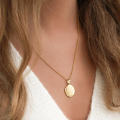 Collar de oro grabado: doble flecha y 4 iniciales